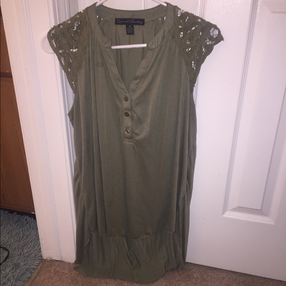 Dainty laced cap sleeve top!